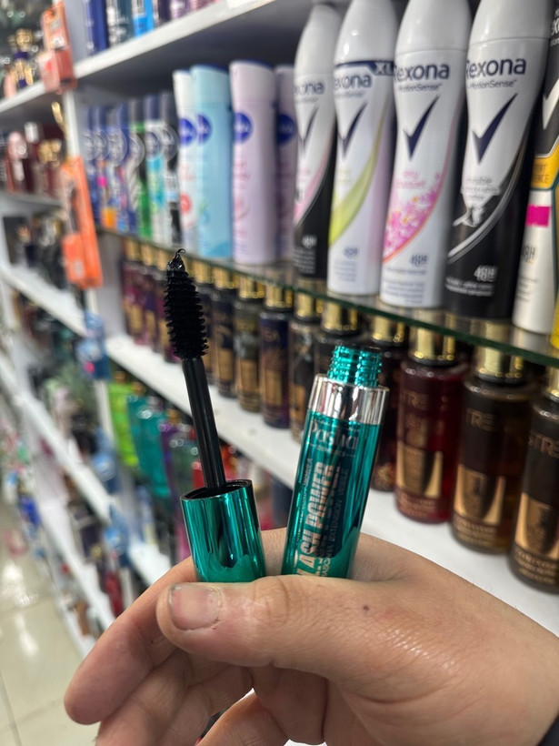 ریمل حجم دهنده خورده مژ دار. پاشا