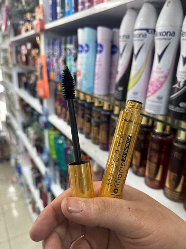 ریمل حجم دهنده خورده مژ دار. اوریلفیم